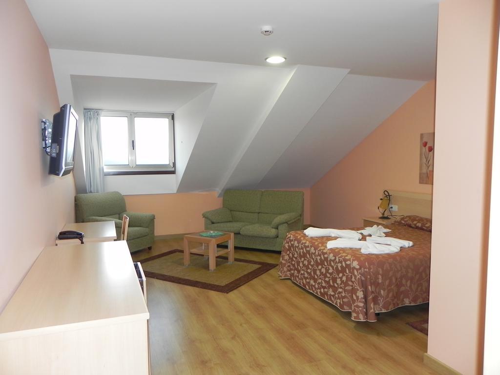 Hotel Restaurante Pizzeria Abc Laracha Kültér fotó